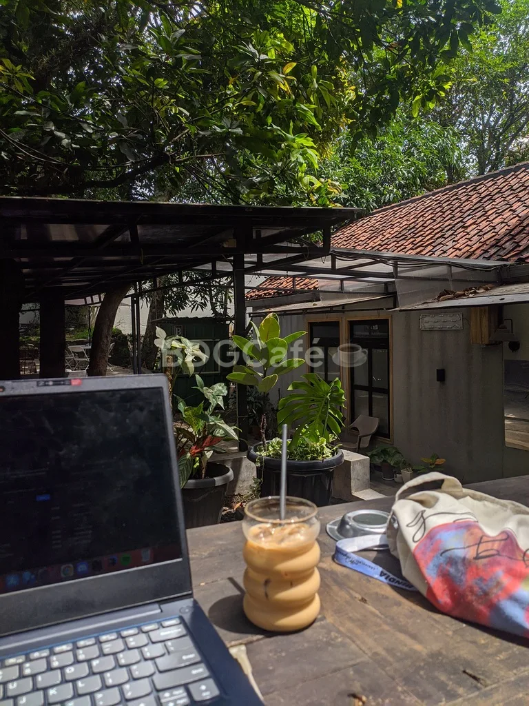 Berjemur di pagi hari sembari bekerja
