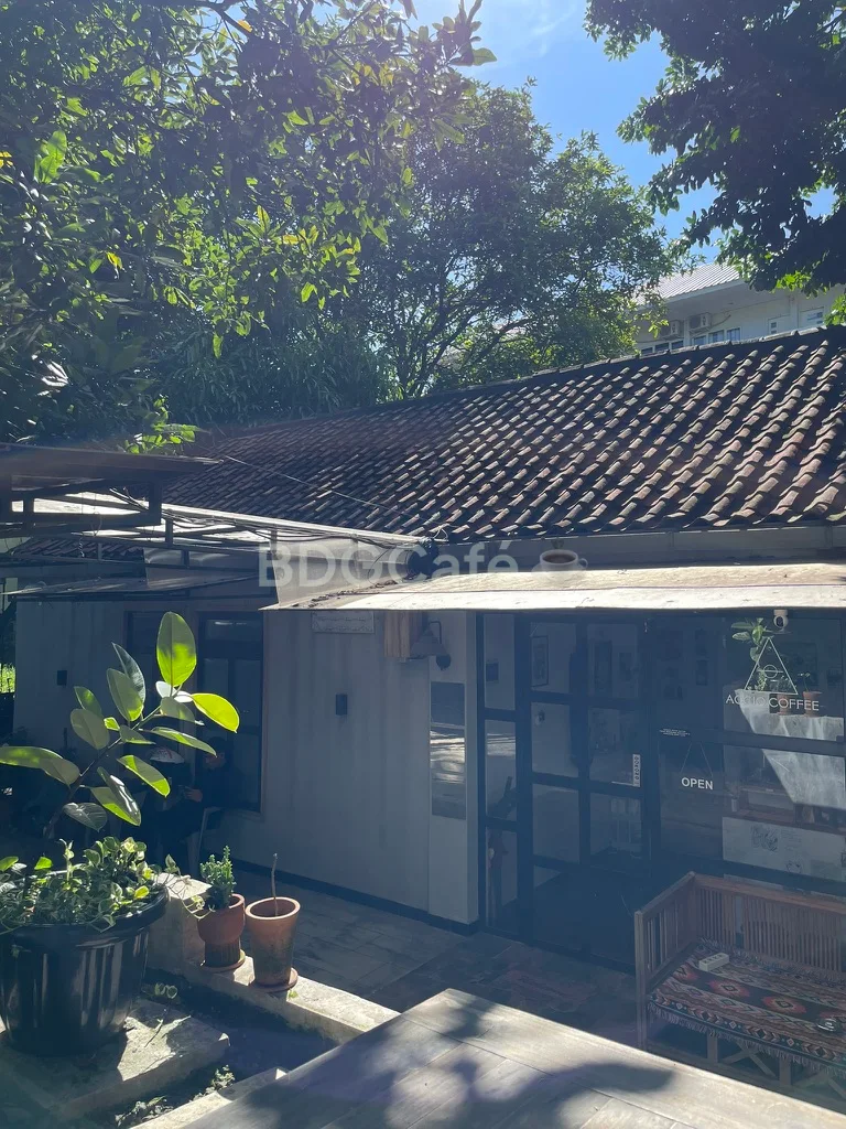 Datang ketika kafe nya baru saja buka