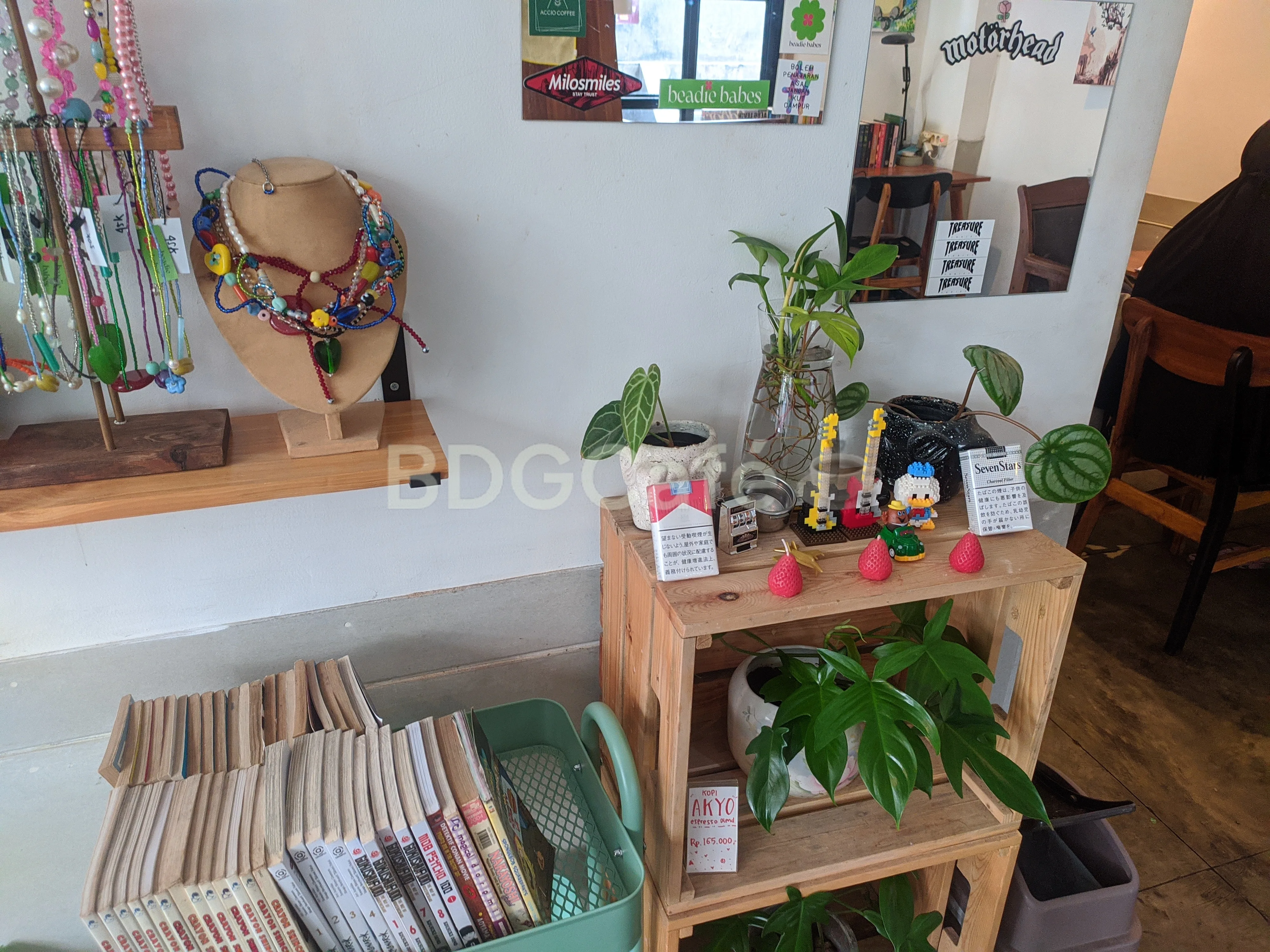 Dekorasi dan buku yang bisa dipinjam sambil minum kopi