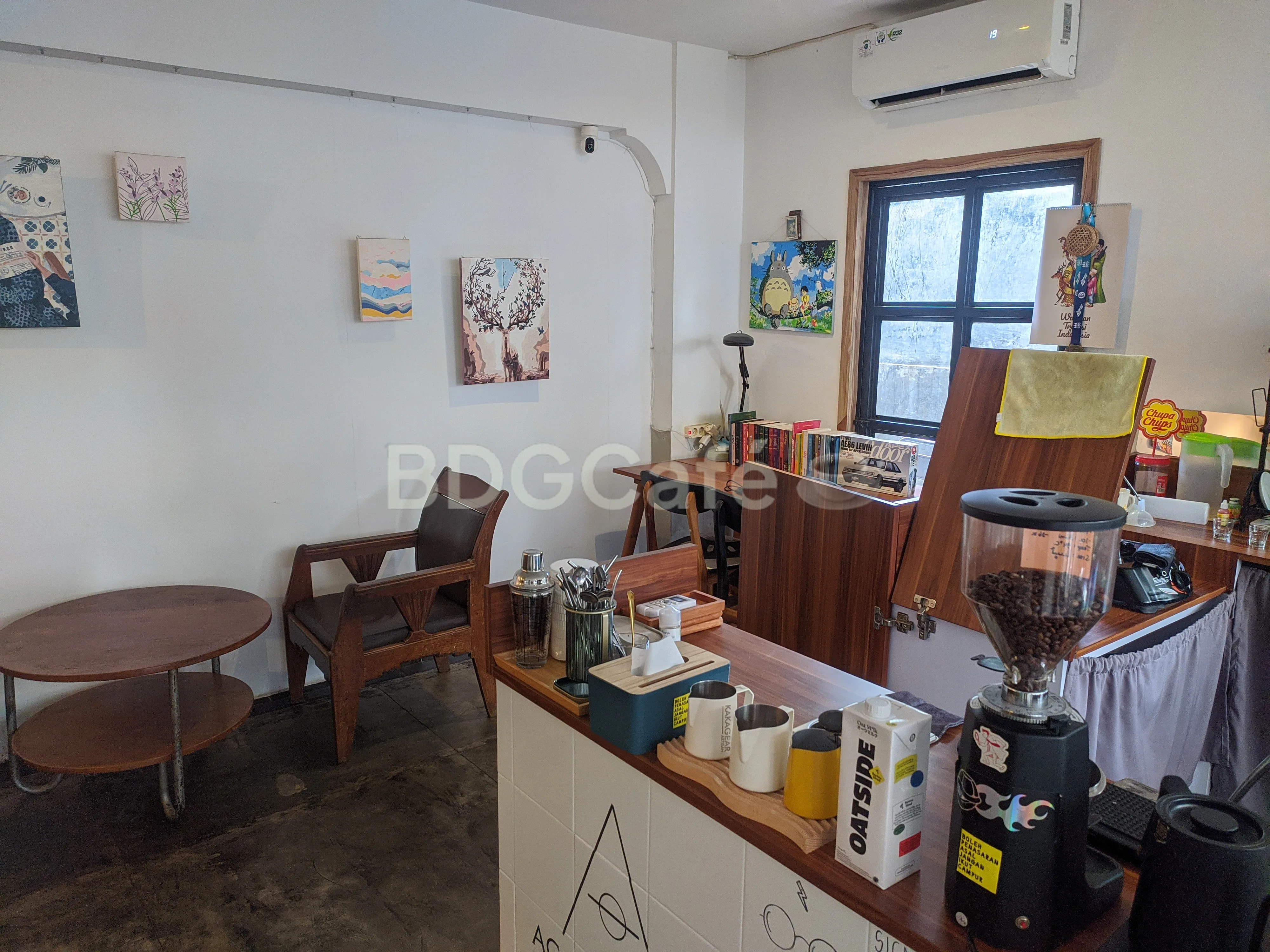 Bar dan dekorasi totoro