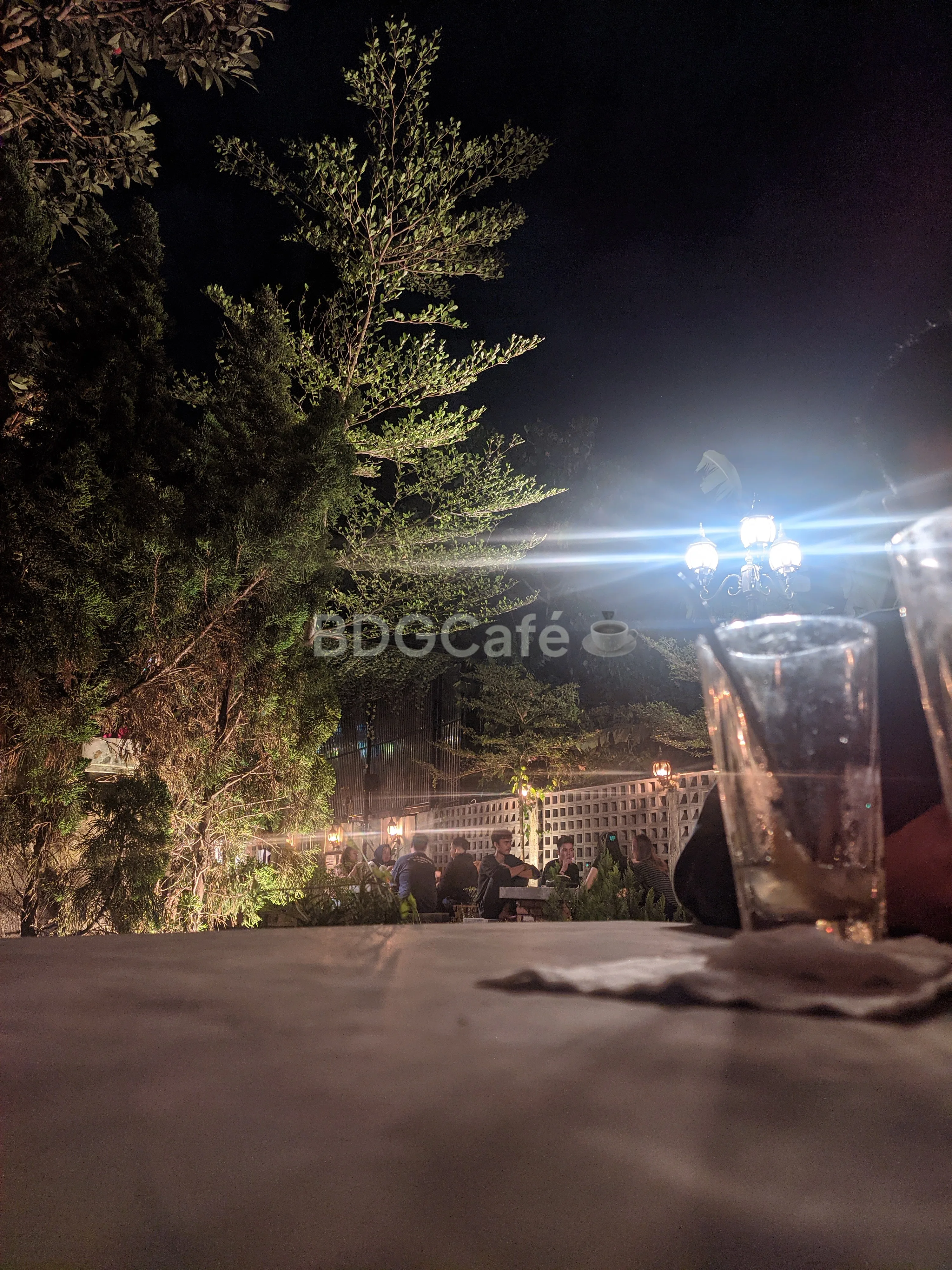 Tempat duduk outdoor dan suasana yang rindang