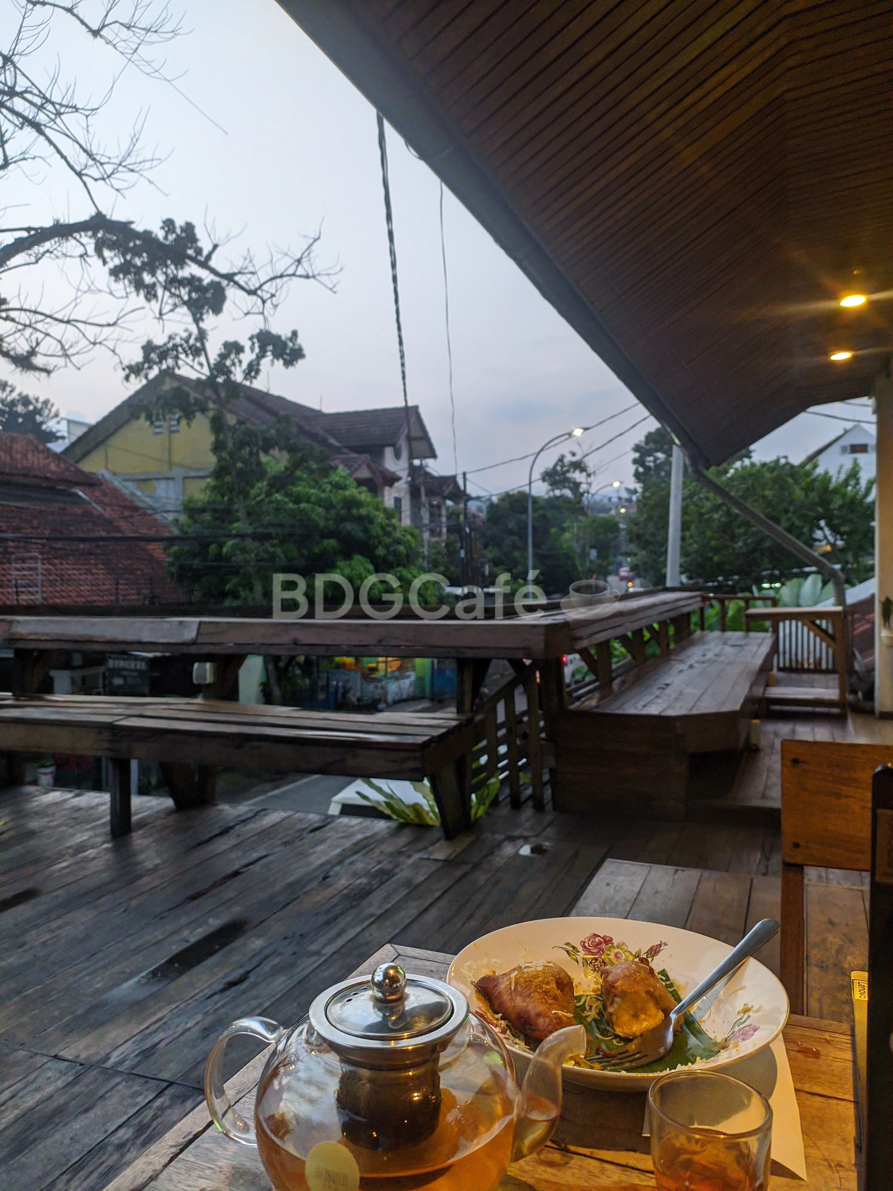Teh panas buatan tangan + pisang goreng, cocok untuk bersantai di sore hari