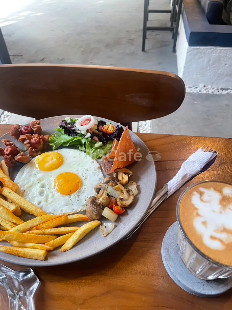 Paket sarapan omelette dengan latte panas yang terjangkau