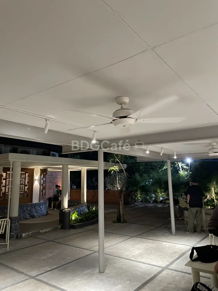 Tempat duduk outdoor