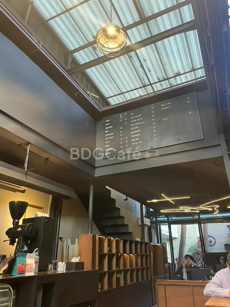 Tempat duduk indoor tepat di depan bar