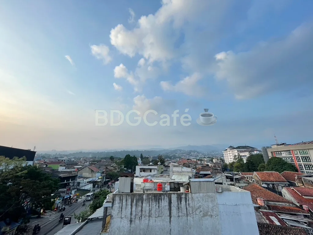 Rooftop dengan pemandangan kota