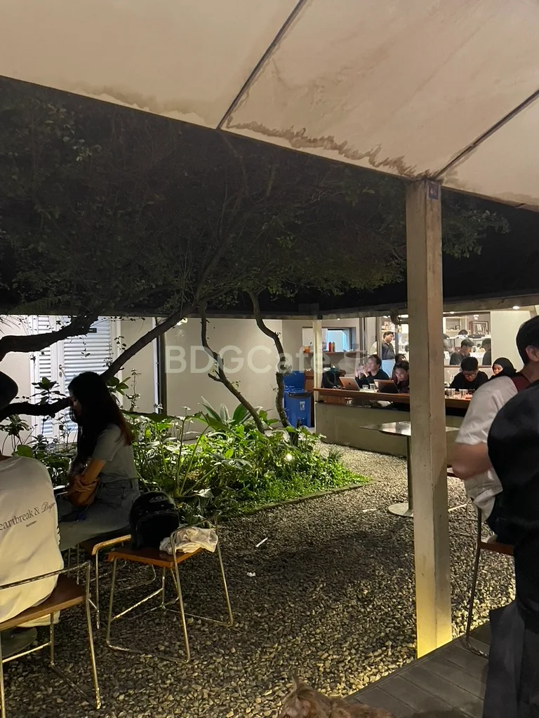 Suasana yang ramai di malam hari